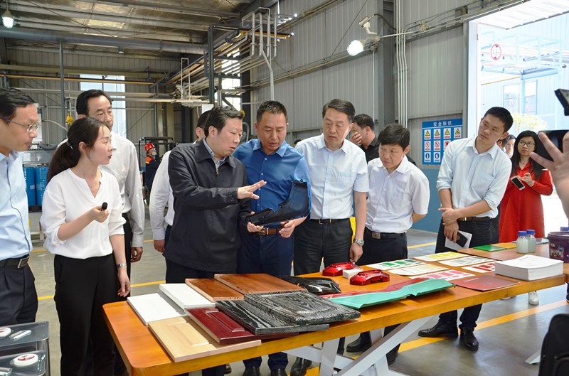 咸宁市市长王远鹤对优德88产品给予高度赞赏